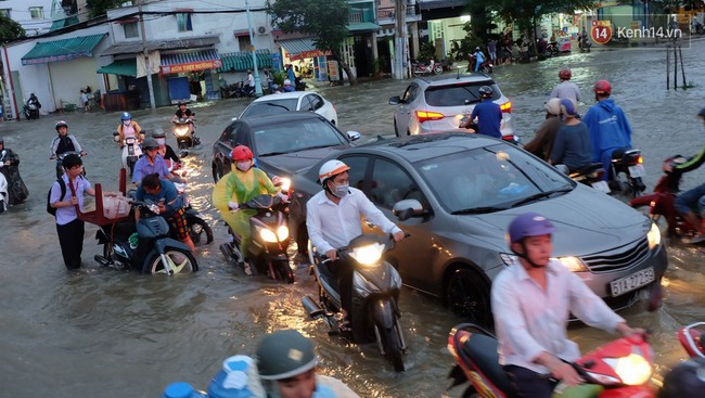 Triều cường đạt đỉnh, nhiều tuyến đường ở Sài Gòn chìm trong biển nước mênh mông - Ảnh 2.