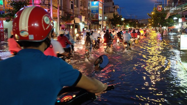 Triều cường đạt đỉnh, nhiều tuyến đường ở Sài Gòn chìm trong biển nước mênh mông - Ảnh 8.