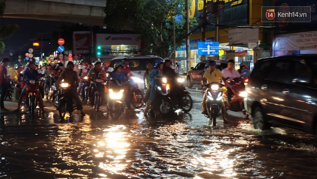 Triều cường đạt đỉnh, nhiều tuyến đường ở Sài Gòn chìm trong biển nước mênh mông - Ảnh 9.