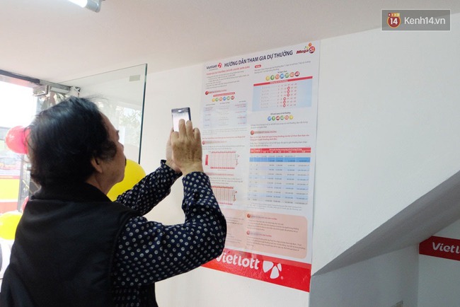 Vietlott vừa khai trương ở H&agrave; Nội, h&agrave;ng trăm người đ&atilde; h&aacute;o hức mua v&eacute; số để thử vận may - Ảnh 3.