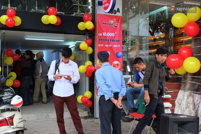 Vietlott vừa khai trương ở H&agrave; Nội, h&agrave;ng trăm người đ&atilde; h&aacute;o hức mua v&eacute; số để thử vận may - Ảnh 1.