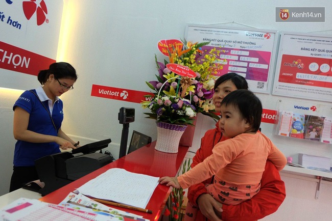 Vietlott vừa khai trương ở Hà Nội, hàng trăm người đã háo hức mua vé số để thử vận may - Ảnh 10.