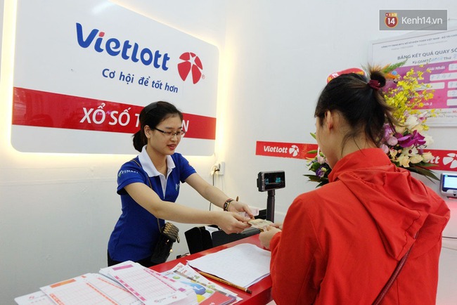 Vietlott vừa khai trương ở Hà Nội, hàng trăm người đã háo hức mua vé số để thử vận may - Ảnh 11.