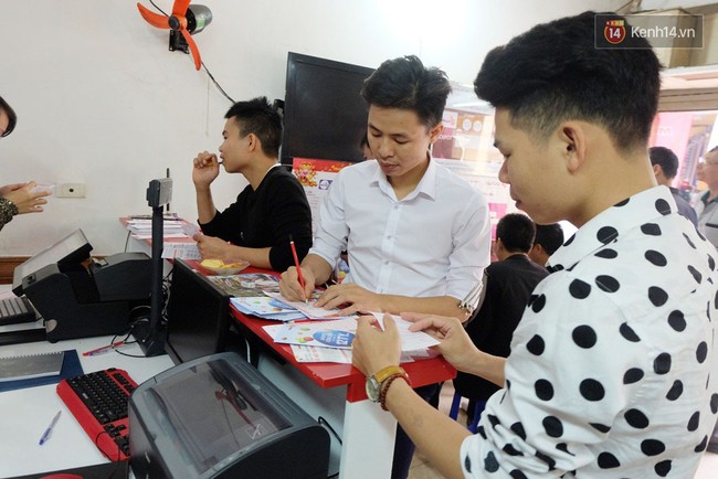 Vietlott vừa khai trương ở H&agrave; Nội, h&agrave;ng trăm người đ&atilde; h&aacute;o hức mua v&eacute; số để thử vận may - Ảnh 5.