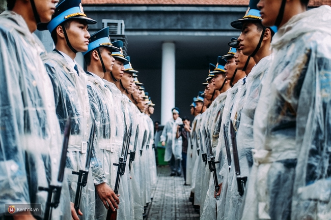 Khi những người l&iacute;nh giấu nước mắt để tiễn đưa đồng đội... - Ảnh 1.