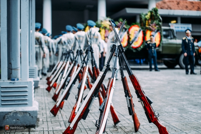 Khi những người l&iacute;nh giấu nước mắt để tiễn đưa đồng đội... - Ảnh 4.