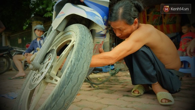 Mái ấm hạnh phúc của anh sửa xe và cô thợ may trong túp lều ở vỉa hè Sài Gòn - Ảnh 2.