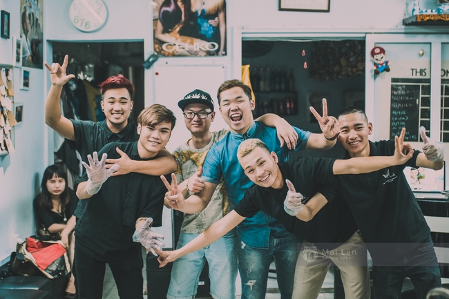 Tiệm cắt t&oacute;c kh&ocirc;ng lời của 6 nh&agrave; tạo mẫu 9X c&acirc;m điếc bẩm sinh ở H&agrave; Nội - Ảnh 12.