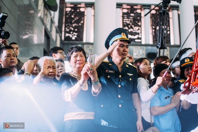 Khi những người l&iacute;nh giấu nước mắt để tiễn đưa đồng đội... - Ảnh 11.