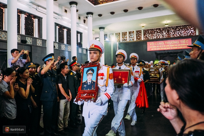 Khi những người l&iacute;nh giấu nước mắt để tiễn đưa đồng đội... - Ảnh 14.