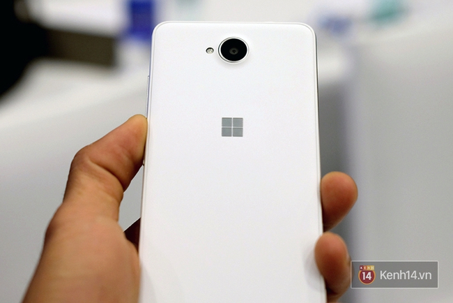 Đ&acirc;y l&agrave; c&uacute; đấm gi&aacute; 4 triệu của Microsoft nhắm thẳng smartphone Android tầm trung - Ảnh 8.