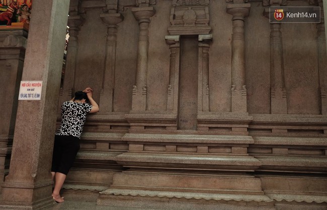 Úp mặt trò chuyện với tường đá trong ngôi đền Ấn giáo trăm năm tuổi ở Sài Gòn - Ảnh 6.