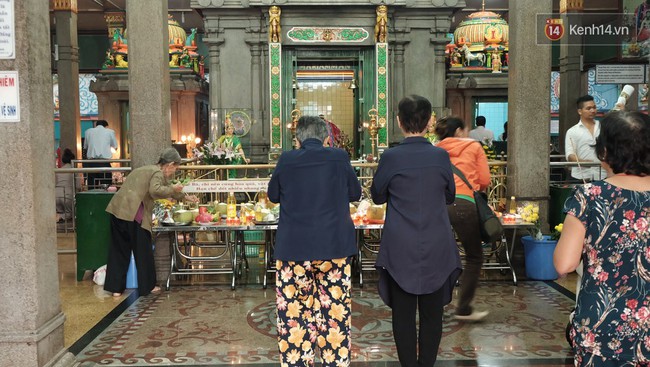 Úp mặt trò chuyện với tường đá trong ngôi đền Ấn giáo trăm năm tuổi ở Sài Gòn - Ảnh 4.