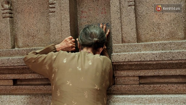 Úp mặt trò chuyện với tường đá trong ngôi đền Ấn giáo trăm năm tuổi ở Sài Gòn - Ảnh 7.