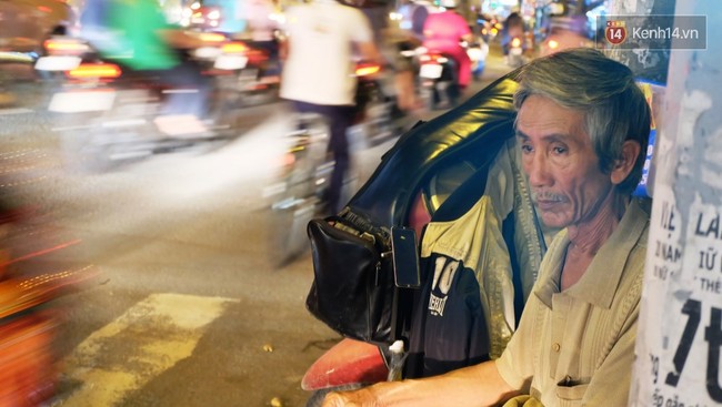 Cảnh gà trống nuôi con của nhạc công già hằng đêm gảy đàn trên đường phố Sài Gòn - Ảnh 5.