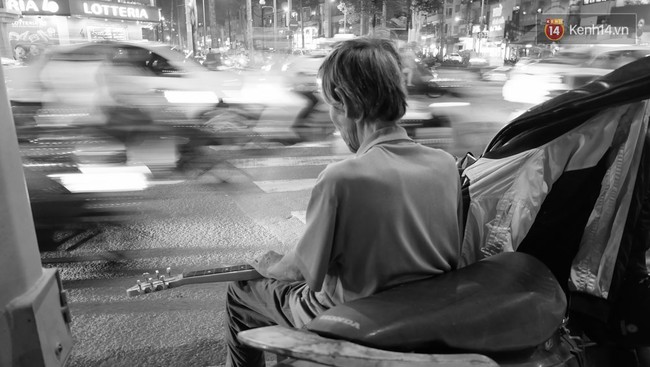 Cảnh gà trống nuôi con của nhạc công già hằng đêm gảy đàn trên đường phố Sài Gòn - Ảnh 12.