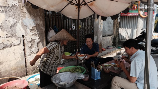 Ghé quán bún cho gặp bà chủ hào sảng, dễ thương số một Sài thành - Ảnh 7.