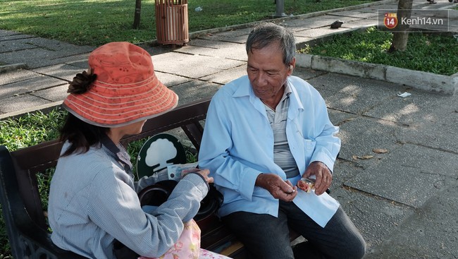 Li&ecirc;n tục nhiều người tr&uacute;ng độc đắc, người b&aacute;n v&eacute; số dạo ở S&agrave;i G&ograve;n đổ x&ocirc; b&aacute;n v&eacute; số kiểu Mỹ - Ảnh 2.