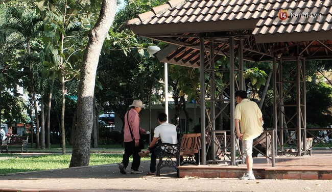 Li&ecirc;n tục nhiều người tr&uacute;ng độc đắc, người b&aacute;n v&eacute; số dạo ở S&agrave;i G&ograve;n đổ x&ocirc; b&aacute;n v&eacute; số kiểu Mỹ - Ảnh 4.