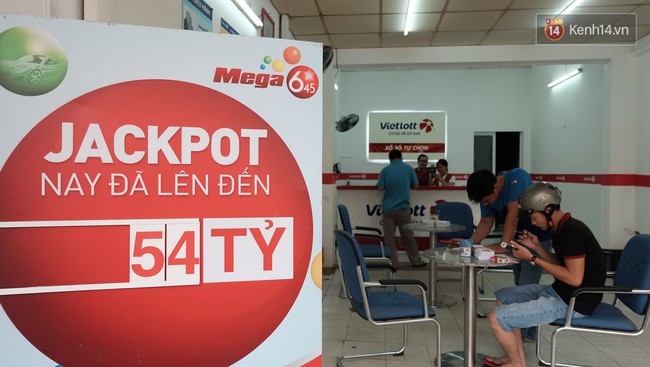 Li&ecirc;n tục nhiều người tr&uacute;ng độc đắc, người b&aacute;n v&eacute; số dạo ở S&agrave;i G&ograve;n đổ x&ocirc; b&aacute;n v&eacute; số kiểu Mỹ - Ảnh 6.