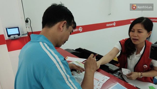 Li&ecirc;n tục nhiều người tr&uacute;ng độc đắc, người b&aacute;n v&eacute; số dạo ở S&agrave;i G&ograve;n đổ x&ocirc; b&aacute;n v&eacute; số kiểu Mỹ - Ảnh 9.