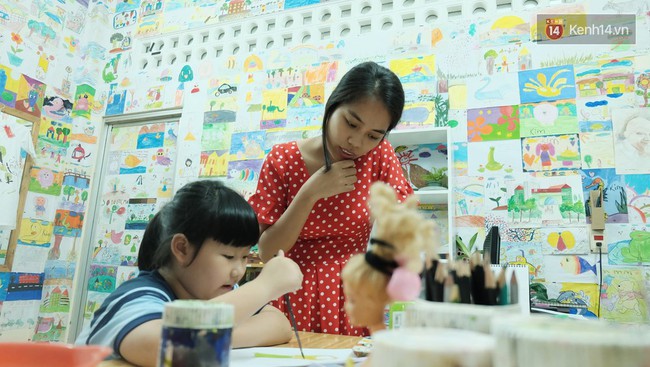 Gặp người đứng sau những bức tranh sắc màu trong ngõ hẻm Sài Gòn: nữ giáo viên dạy vẽ cho trẻ tự kỷ - Ảnh 1.