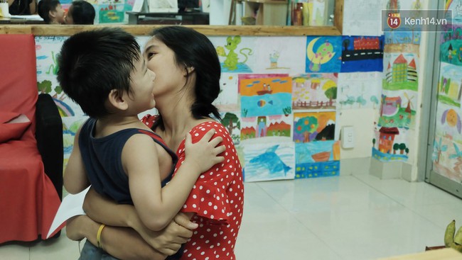 Gặp người đứng sau những bức tranh sắc màu trong ngõ hẻm Sài Gòn: nữ giáo viên dạy vẽ cho trẻ tự kỷ - Ảnh 8.