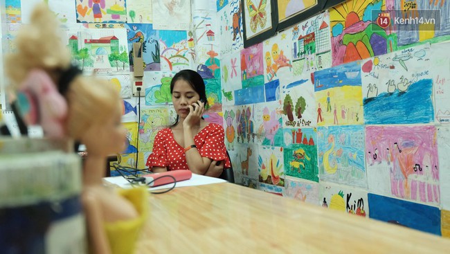 Gặp người đứng sau những bức tranh sắc màu trong ngõ hẻm Sài Gòn: nữ giáo viên dạy vẽ cho trẻ tự kỷ - Ảnh 4.