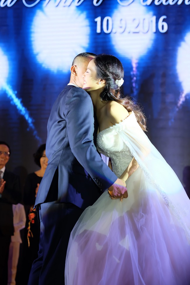 Kh&aacute;nh Thi một m&igrave;nh đến ch&uacute;c mừng đ&aacute;m cưới t&igrave;nh cũ Ch&iacute; Anh - Ảnh 19.