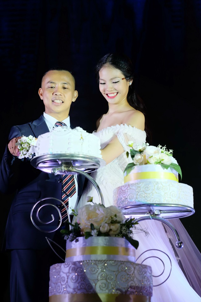Kh&aacute;nh Thi một m&igrave;nh đến ch&uacute;c mừng đ&aacute;m cưới t&igrave;nh cũ Ch&iacute; Anh - Ảnh 20.