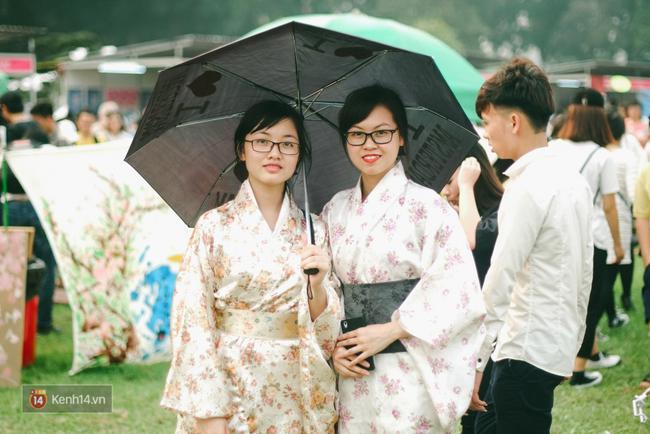 Cuối tuần n&agrave;y, c&aacute;c bạn trẻ H&agrave; Nội lại rủ nhau tới Lễ hội hoa anh đ&agrave;o - Ảnh 1.
