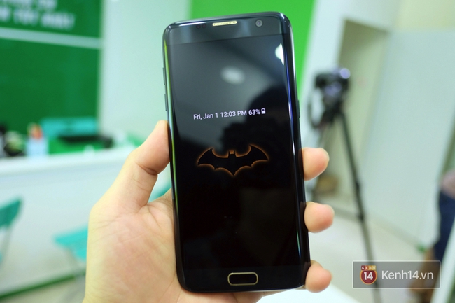 Batman thắng Superman l&agrave; nhờ chiếc smartphone m&agrave;u đen n&agrave;y - Ảnh 4.