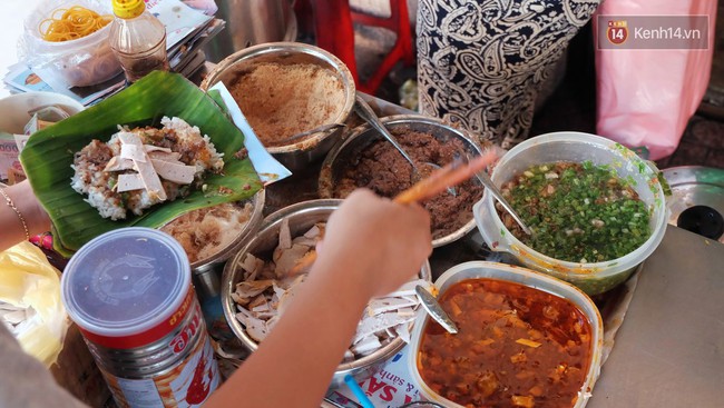 Vừa ăn vừa khóc với món xôi cay gần 50 năm luôn hút khách ở Sài Gòn - Ảnh 2.