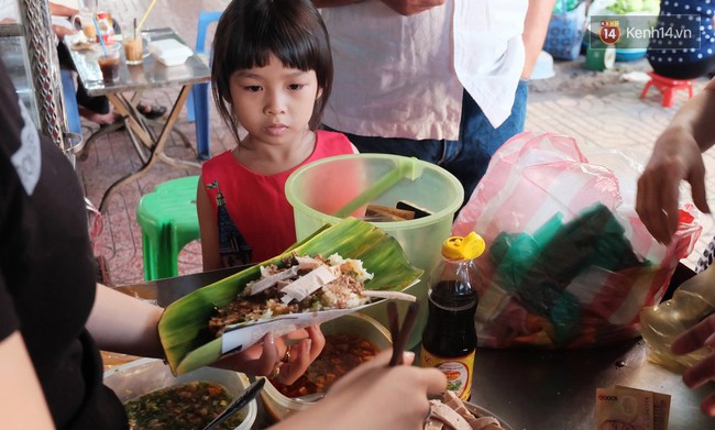 Vừa ăn vừa khóc với món xôi cay gần 50 năm luôn hút khách ở Sài Gòn - Ảnh 5.