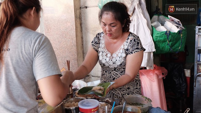 Vừa ăn vừa khóc với món xôi cay gần 50 năm luôn hút khách ở Sài Gòn - Ảnh 4.