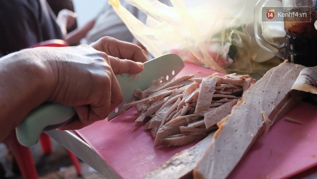 Vừa ăn vừa kh&oacute;c với m&oacute;n x&ocirc;i cay gần 50 năm lu&ocirc;n h&uacute;t kh&aacute;ch ở S&agrave;i G&ograve;n - Ảnh 6.