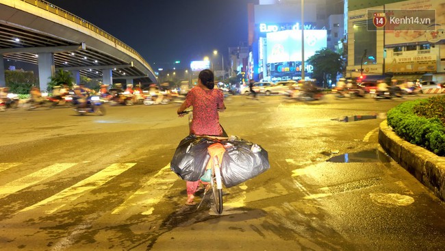 Cùng mẹ lượm ve chai khắp Sài Gòn, cậu học trò lớp 12 vẫn mang về nhiều thành tích đáng nể - Ảnh 15.