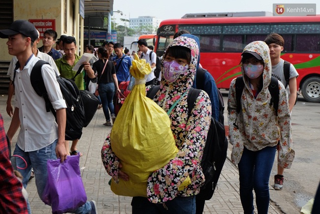 Người d&acirc;n 2 miền tấp nập trở lại th&agrave;nh phố sau kỳ nghỉ lễ - Ảnh 2.