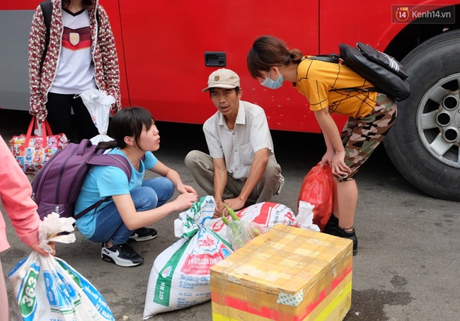 Người d&acirc;n 2 miền tấp nập trở lại th&agrave;nh phố sau kỳ nghỉ lễ - Ảnh 4.