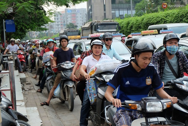 Người d&acirc;n 2 miền tấp nập trở lại th&agrave;nh phố sau kỳ nghỉ lễ - Ảnh 6.