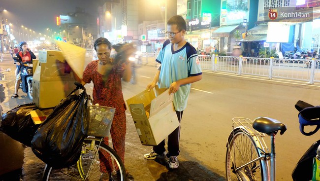 Cùng mẹ lượm ve chai khắp Sài Gòn, cậu học trò lớp 12 vẫn mang về nhiều thành tích đáng nể - Ảnh 12.