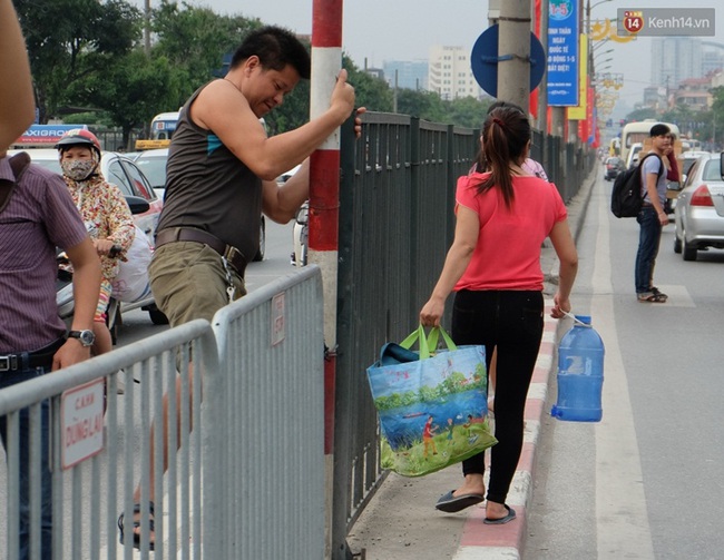 Người d&acirc;n 2 miền tấp nập trở lại th&agrave;nh phố sau kỳ nghỉ lễ - Ảnh 9.