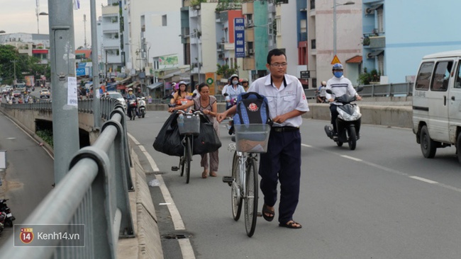 Cùng mẹ lượm ve chai khắp Sài Gòn, cậu học trò lớp 12 vẫn mang về nhiều thành tích đáng nể - Ảnh 14.