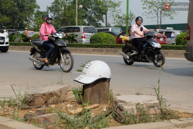 C&acirc;y mới trồng chết kh&ocirc;, bong tr&oacute;c tr&ecirc;n nhiều con đường ở H&agrave; Nội - Ảnh 6.