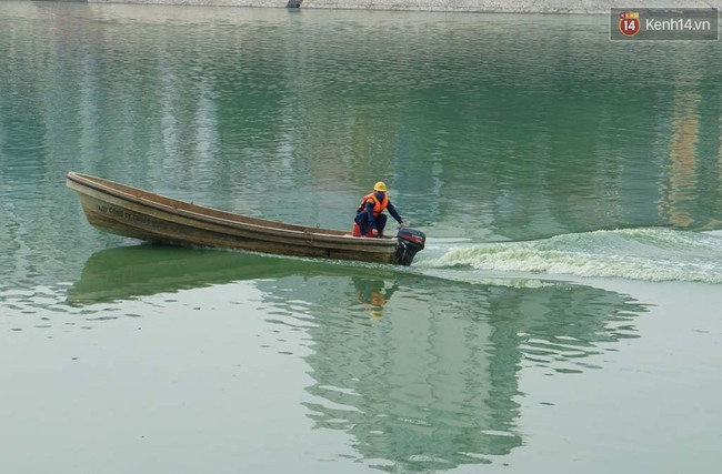 Hà Nội: Nạo hút hồ Ngọc Khánh sau 1 tháng “tra tấn” người dân bằng mùi hôi thối - Ảnh 11.