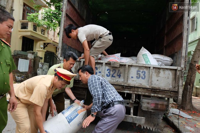 Hà Nội: Bắt xe chở hơn 5 tấn mỡ bẩn trên đường đi tiêu thụ - Ảnh 3.