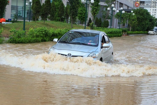 Người Hà Nội vẫn sống trong “ốc đảo” sau trận mưa kỷ lục - Ảnh 7.