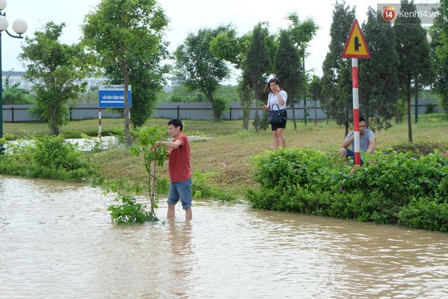 Người Hà Nội vẫn sống trong “ốc đảo” sau trận mưa kỷ lục - Ảnh 14.