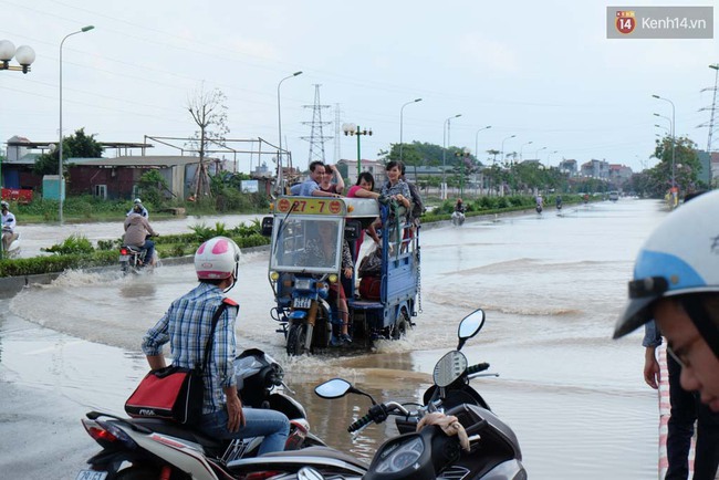 Người Hà Nội vẫn sống trong “ốc đảo” sau trận mưa kỷ lục - Ảnh 3.