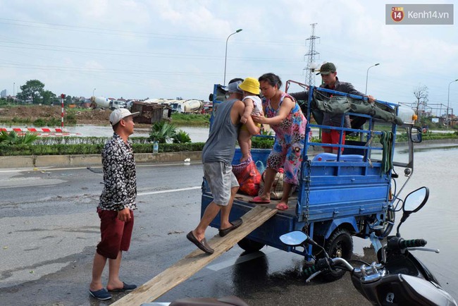 Người Hà Nội vẫn sống trong “ốc đảo” sau trận mưa kỷ lục - Ảnh 5.